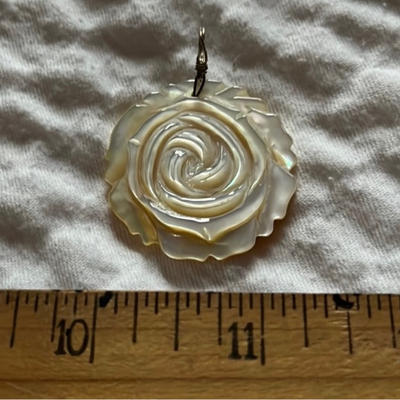 2 MOP carved pendants - Picture 1 of 2